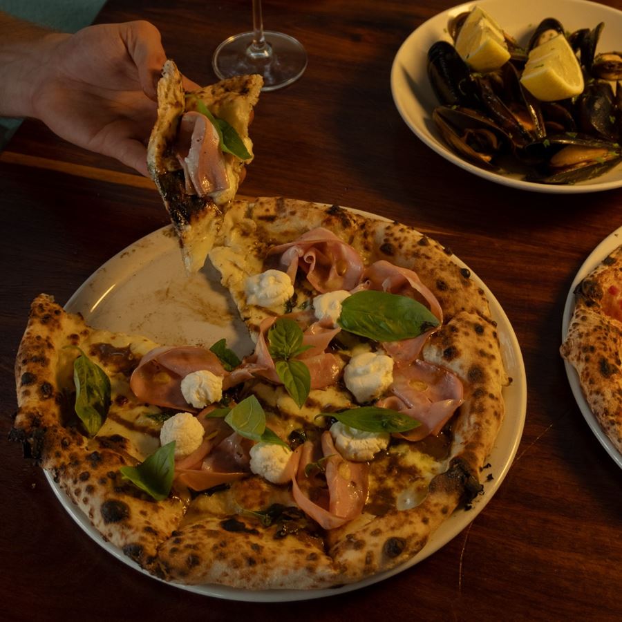 Pizza with prosciutto and basil